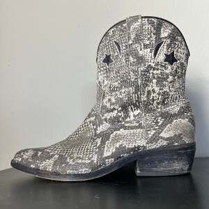 Ziginy Women’s 8.5 Animal Print stars moons She's an Animal! boots Cute
